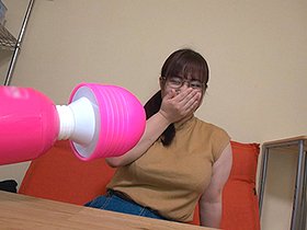 爆乳が弾けそうなスーパー店員さん はにかむ笑顔とだらしな豊満ボディのギャップ◎ 絶倫チ●ポでガンガン突かれてイキまくった! サンプル動画サムネイル