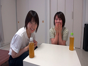 チンスメ女子会 チ●ポのスメルをクンクン嗅いでレビューする女の子たち、 でも勝手にハメ始めてしまう サンプル動画サムネイル