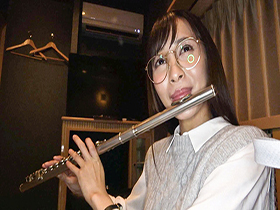 【この個人撮影では】某超有名音大フルート奏者N・Kさんが、新しい楽器欲しさにま〇こを差し出してます。　サンプル画像11