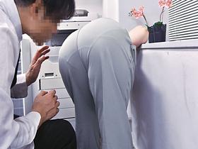 掃除婦のおばさんにわざと勃起したチ●ポを見せて「手コキだけでも・・・?」とお願いしたら、どんな結末が・・・!!?4時間 サンプル動画サムネイル