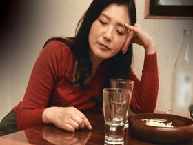 「お母さん酔わせてHなことしらいでヨネ？・・・」酔っぱらった母はスケベな息子にヤラレちゃう！？4時間　サンプル画像08