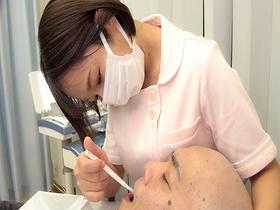 確信犯的にふわとろ巨乳を押し付けてくる歯科衛生士が勤務する誘惑デンタルクリニック　サンプル画像17