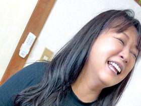 [求人募集・素人面接]　弊社の事務員を募集したらGカップの爆乳ムチムチおばさんが来た。色々訳アリなのでAV出演しないか口説いたら結構ドスケベだった！ サンプル動画サムネイル