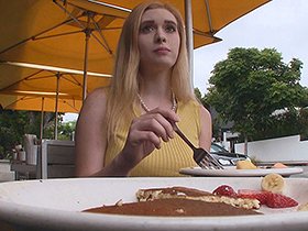 ロスでナンパしたお疲れモードのやわ乳CAがマッサージ中寝ちゃったので悪乗りついでにチ〇コ生挿入&中出し リンジー(27歳) サンプル動画サムネイル