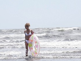 茨城・千葉・福島の海岸沿いでタムロするDQNちんぴらビンボー女子校生に告ぐ!「夏休みの美味しいバイトあるっぺよ〜!!」 6名出演! サンプル動画サムネイル