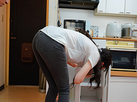 家事代行サービスを頼んだらおばさんが来ると思ってたのに、デカ尻の美人妻が来た!お尻をムチムチさせながら家事をする姿に我慢できずセンズリしてたらバレてしまい、発情して中出し搾精されまくる! 藍芽みずき サンプル動画サムネイル