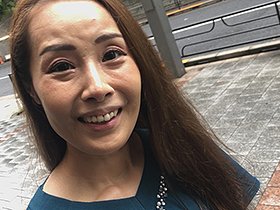 素人人妻ナンパでセンズリ鑑賞 2 見るだけでいいんです!だからちょっと僕のチ●ポ見てもらえませんか?10名 サンプル動画サムネイル