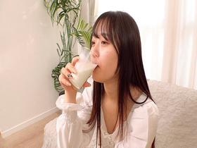 素人女子大生が牛乳を口に含んで⇒おっぱいモミモミ⇒乳首こねくりイキ我慢！我慢出来たら賞金GET！イッたら即ズボ生ハメ生中出しSEX！初めてのチクイキ絶頂で敏感になったザコ乳首を集中責め！口から大量のミルクドッバァーｗ乳首こねくり回しSEXで連続生中出し！　サンプル画像02