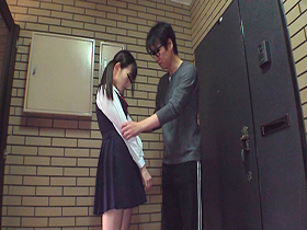 親同伴円交 親に手を引かれ円交させられるパイパン娘 サンプル動画サムネイル